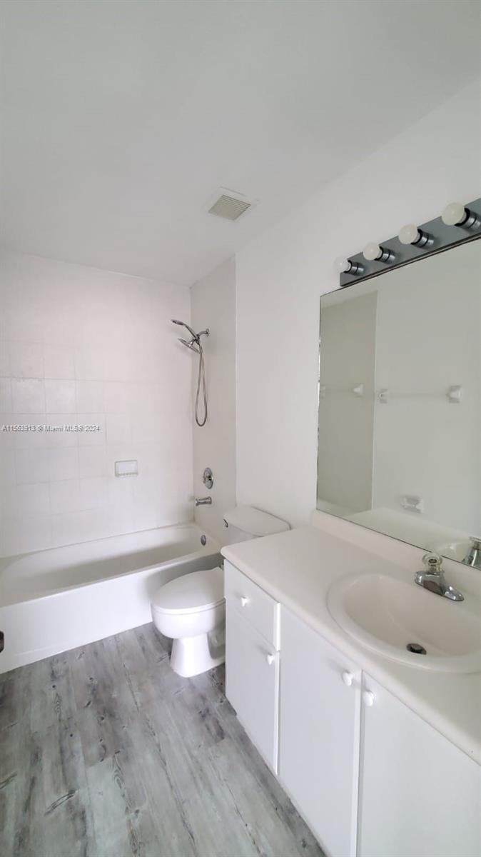 6960 NW 177th St N106, Hialeah, Florida 33015, 4 Bedrooms Bedrooms, ,3 BathroomsBathrooms,Residentiallease,For Rent,6960 NW 177th St N106,A11563913