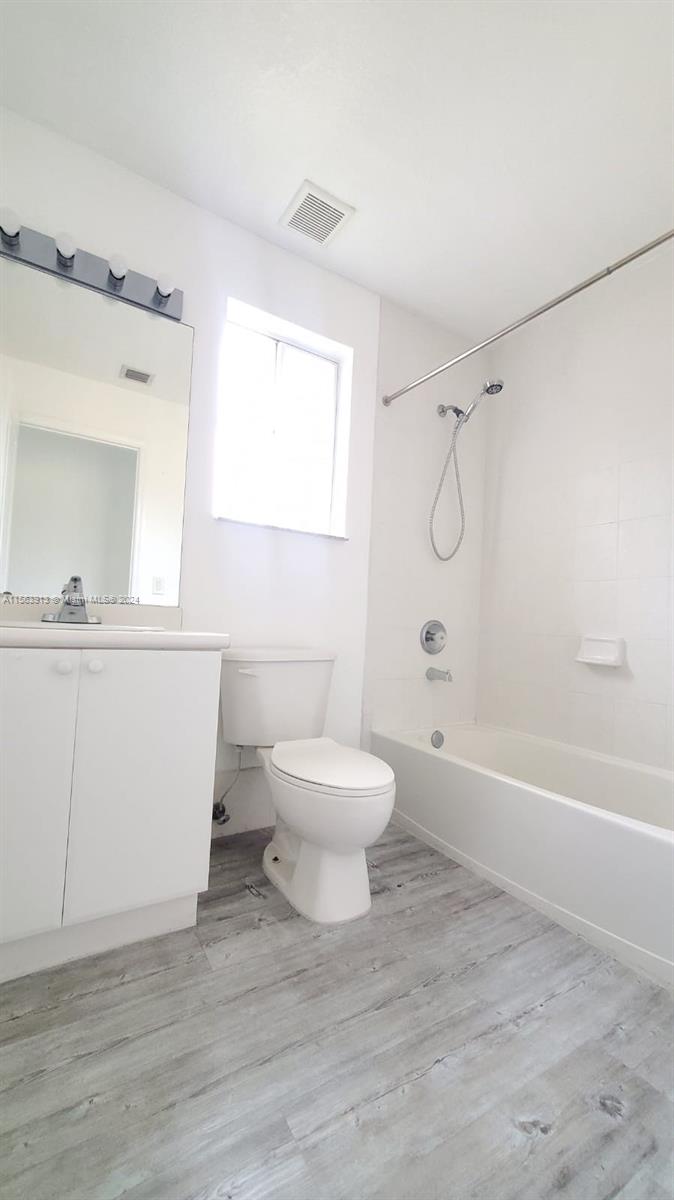 6960 NW 177th St N106, Hialeah, Florida 33015, 4 Bedrooms Bedrooms, ,3 BathroomsBathrooms,Residentiallease,For Rent,6960 NW 177th St N106,A11563913