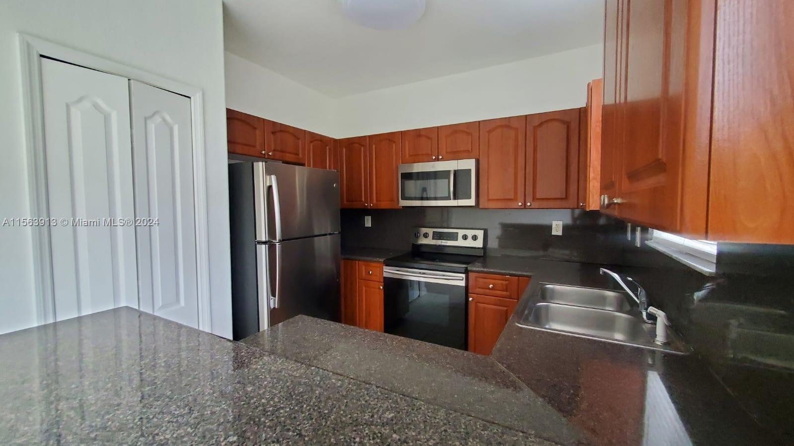 6960 NW 177th St N106, Hialeah, Florida 33015, 4 Bedrooms Bedrooms, ,3 BathroomsBathrooms,Residentiallease,For Rent,6960 NW 177th St N106,A11563913