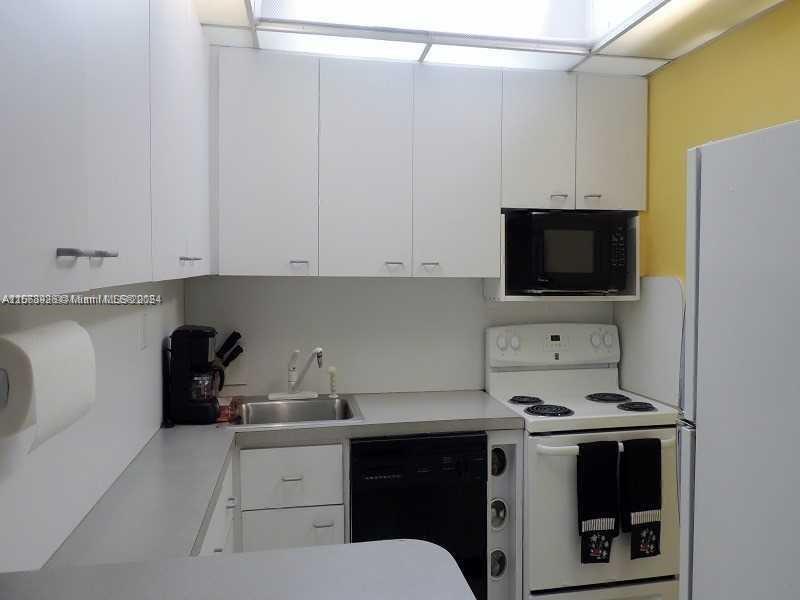 5401 Collins Ave 433, Miami Beach, Florida 33140, 1 Bedroom Bedrooms, ,1 BathroomBathrooms,Residentiallease,For Rent,5401 Collins Ave 433,A11563926