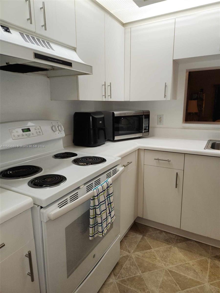 Pembroke Pines, Florida 33027, 2 Bedrooms Bedrooms, ,2 BathroomsBathrooms,Residentiallease,For Rent,A11563880