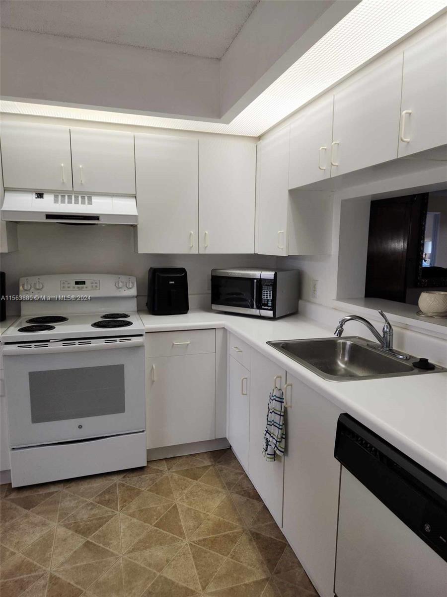 Pembroke Pines, Florida 33027, 2 Bedrooms Bedrooms, ,2 BathroomsBathrooms,Residentiallease,For Rent,A11563880