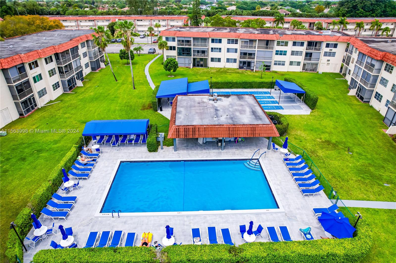 9800 N Hollybrook Lake Dr 202, Pembroke Pines, Florida 33025, 2 Bedrooms Bedrooms, ,2 BathroomsBathrooms,Residential,For Sale,9800 N Hollybrook Lake Dr 202,A11563998