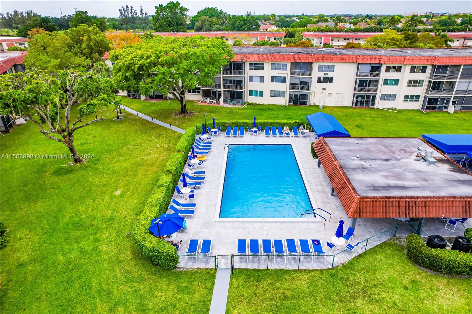 9800 N Hollybrook Lake Dr 202, Pembroke Pines, Florida 33025, 2 Bedrooms Bedrooms, ,2 BathroomsBathrooms,Residential,For Sale,9800 N Hollybrook Lake Dr 202,A11563998