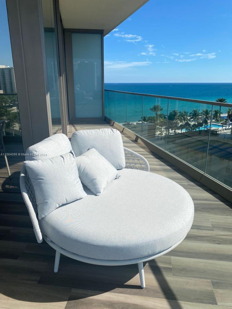 Spectacular apartment located in the majestic Residence of Armani, you can enjoy all the amenities, beach service, restaurants, kids club. There are two bedrooms with two fully equipped bathrooms.