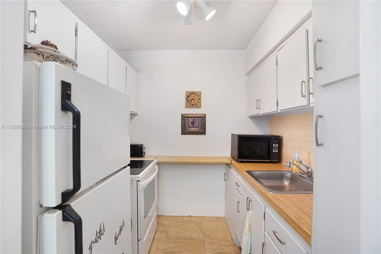 820 SW 11th Ave 18B, Hallandale Beach, Florida 33009, 1 Bedroom Bedrooms, ,1 BathroomBathrooms,Residential,For Sale,820 SW 11th Ave 18B,A11560696