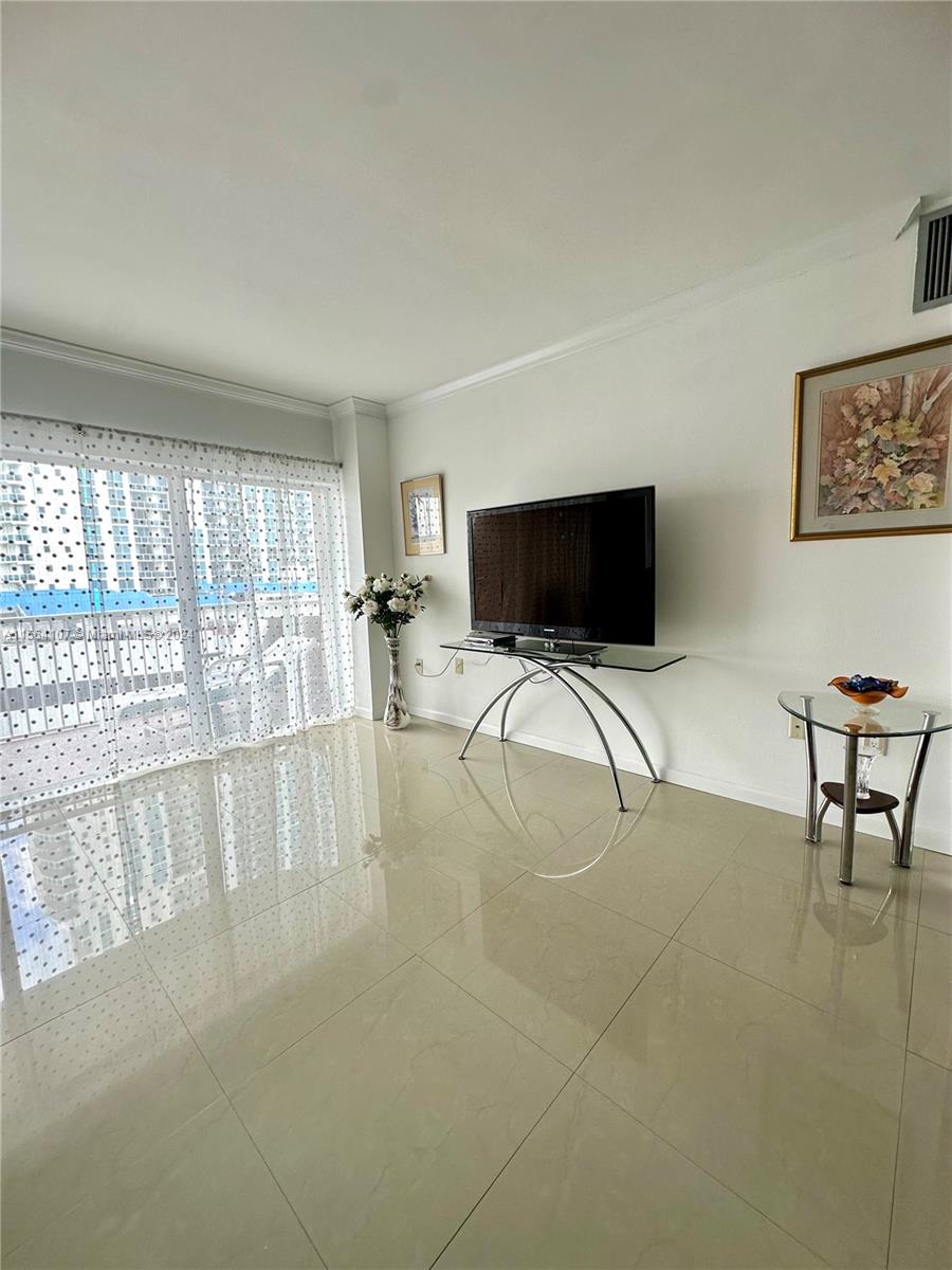 1965 S Ocean Dr 4B, Hallandale Beach, Florida 33009, 1 Bedroom Bedrooms, ,1 BathroomBathrooms,Residentiallease,For Rent,1965 S Ocean Dr 4B,A11564107