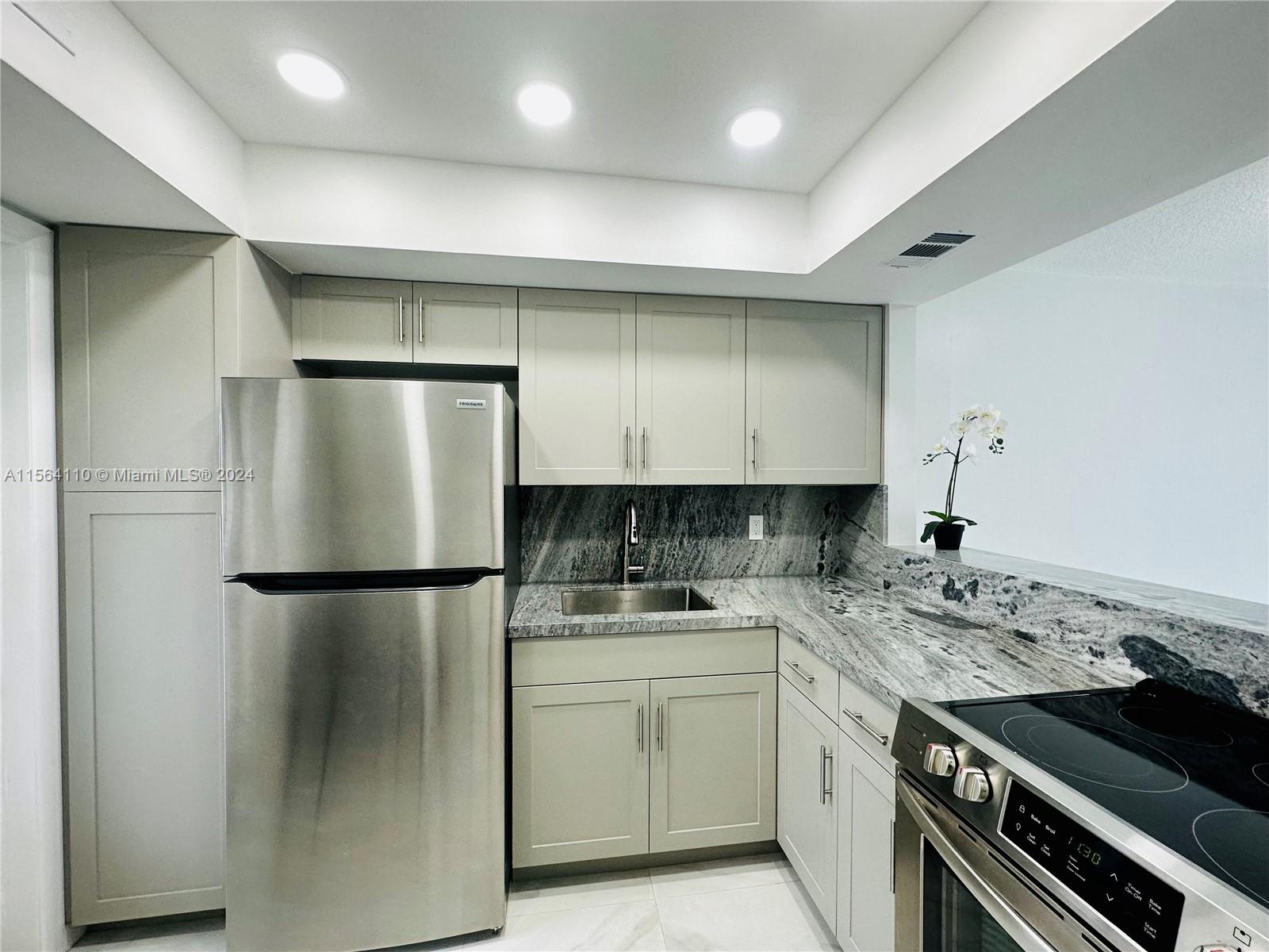 1333 E Hallandale Beach Blvd 302, Hallandale Beach, Florida 33009, 1 Bedroom Bedrooms, ,1 BathroomBathrooms,Residential,For Sale,1333 E Hallandale Beach Blvd 302,A11564110