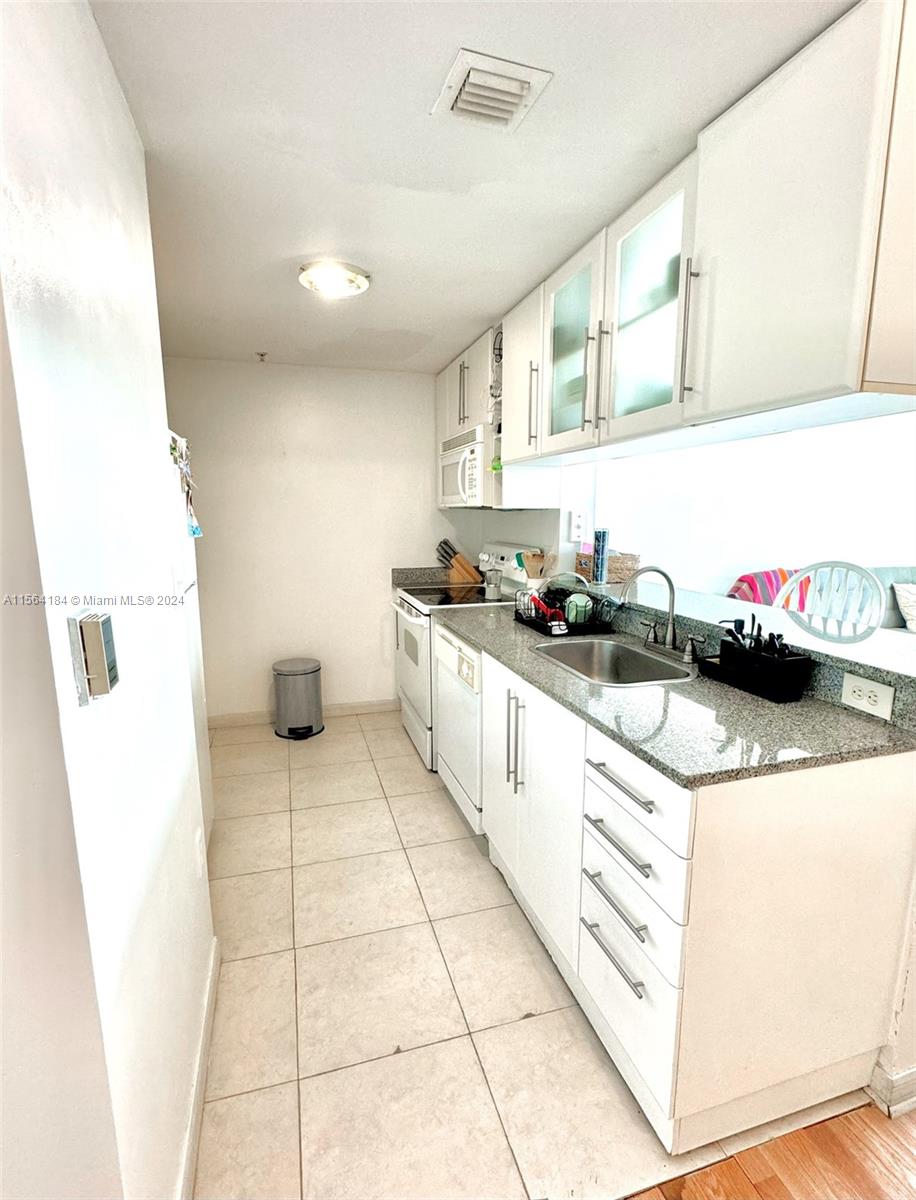 275 NE 18 ST 2004, Miami Beach, Florida 33132, 1 Bedroom Bedrooms, ,1 BathroomBathrooms,Residentiallease,For Rent,275 NE 18 ST 2004,A11564184