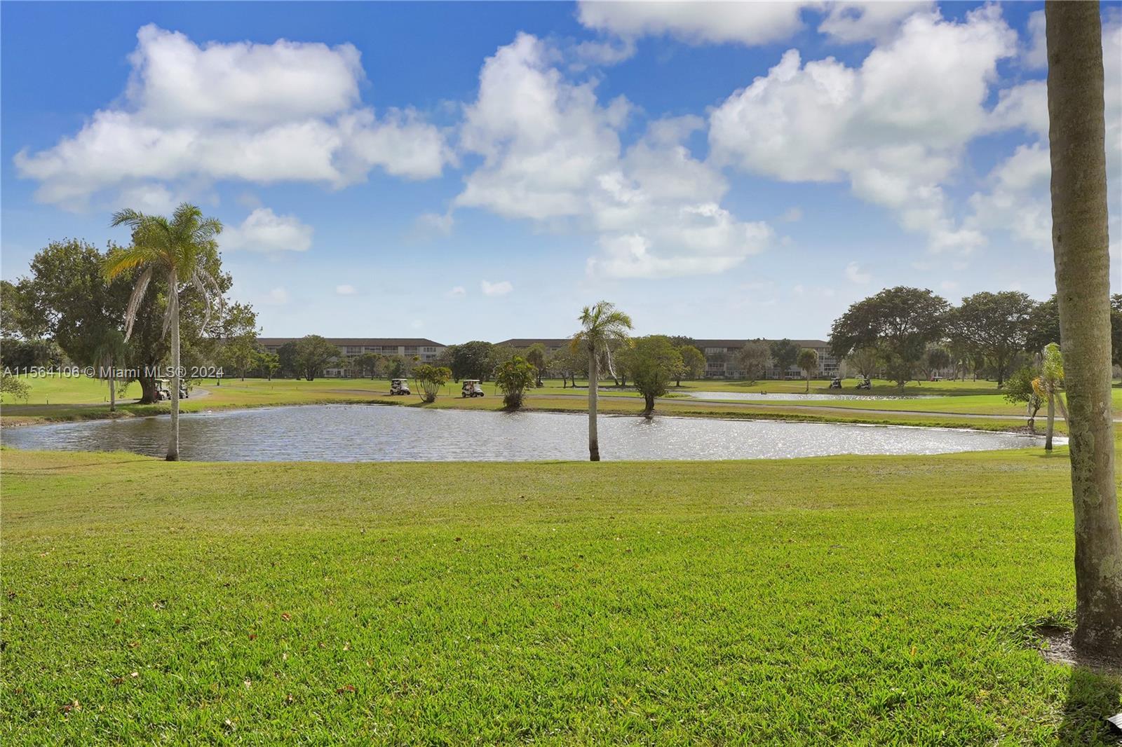 GOLF & LAKE VIEW