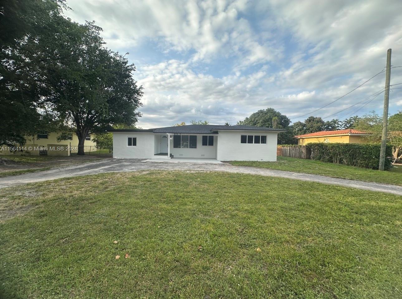 901 NW 153rd St, Miami, FL 33169