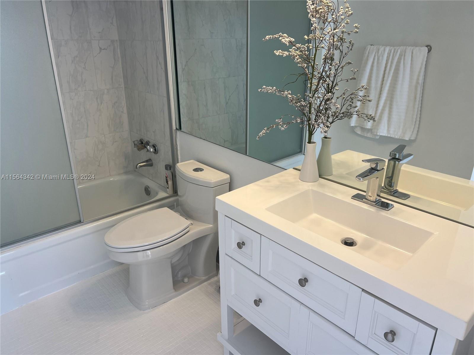 100 Golden Isles Dr 909, Hallandale Beach, Florida 33009, 1 Bedroom Bedrooms, ,1 BathroomBathrooms,Residential,For Sale,100 Golden Isles Dr 909,A11564342