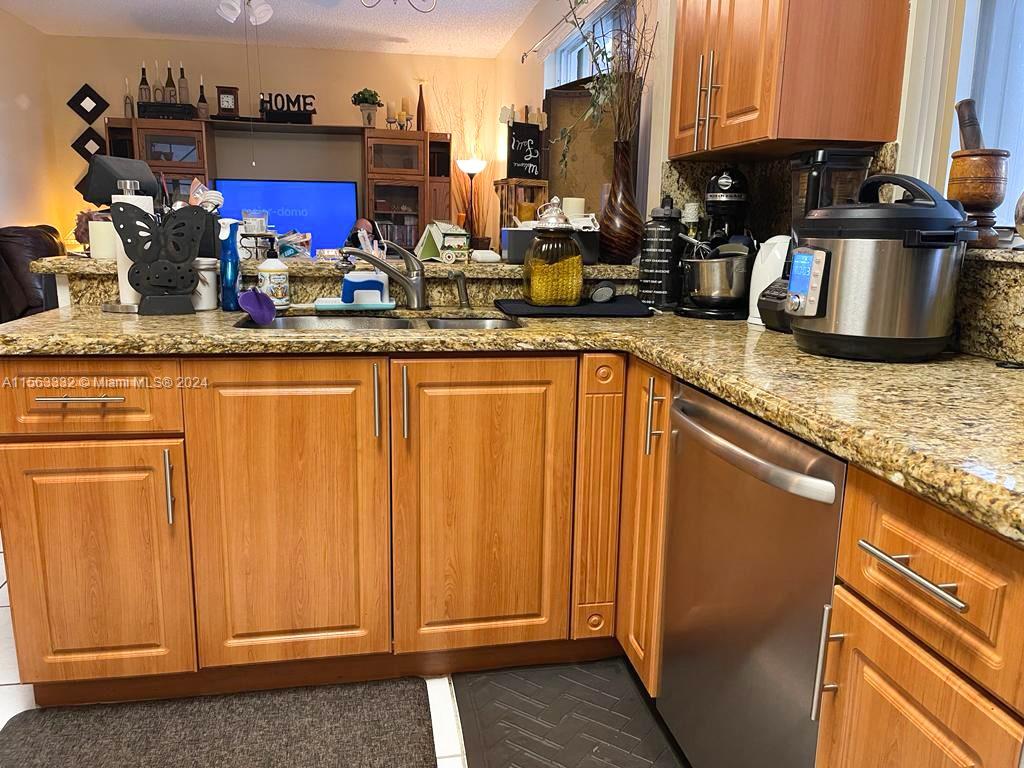 335 NW 152nd Ln, Pembroke Pines, Florida 33028, 3 Bedrooms Bedrooms, ,2 BathroomsBathrooms,Residentiallease,For Rent,335 NW 152nd Ln,A11563332