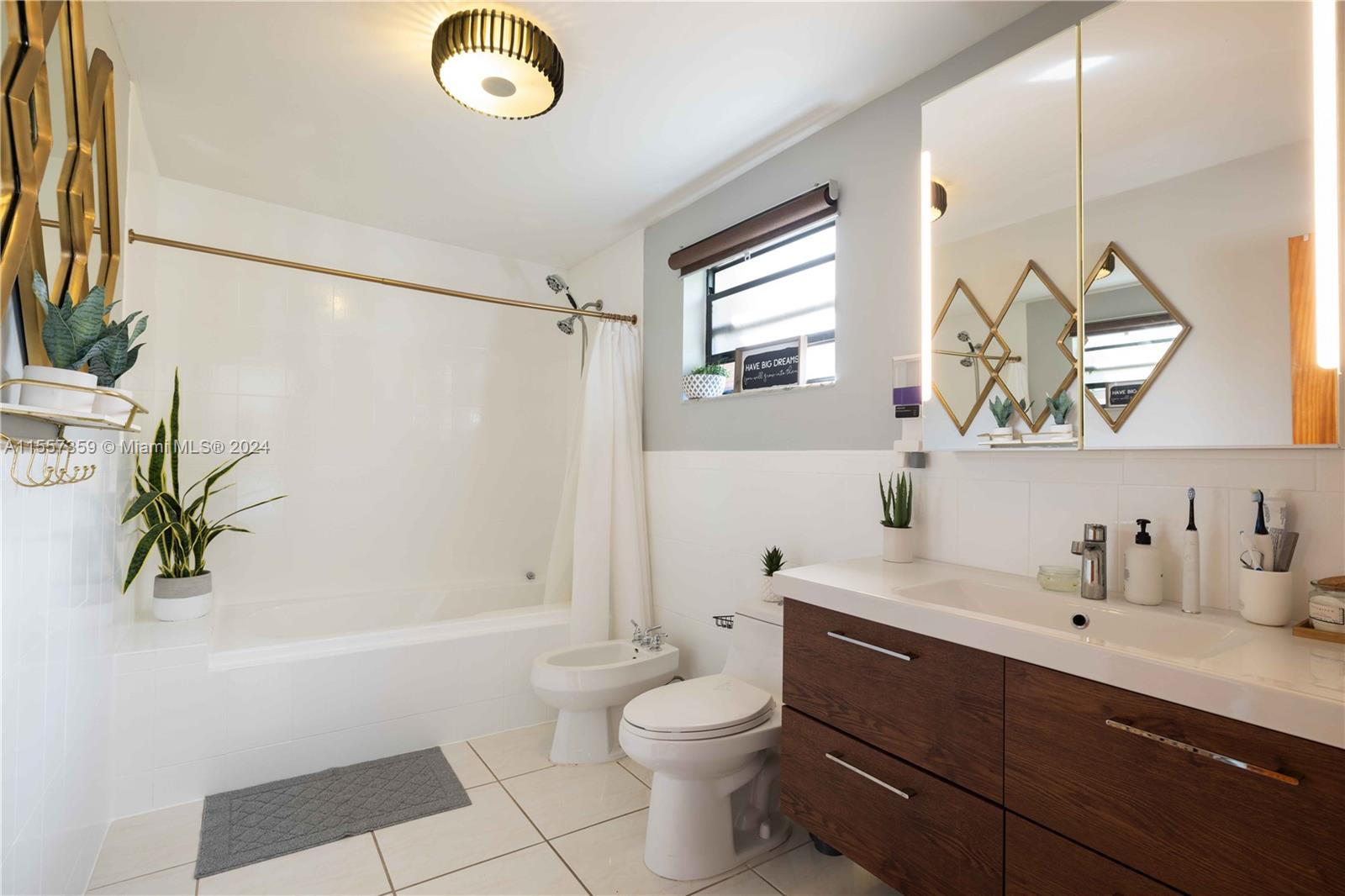 118 E 3rd Ct, Miami Beach, Florida 33139, 3 Bedrooms Bedrooms, ,3 BathroomsBathrooms,Residentiallease,For Rent,118 E 3rd Ct,A11557359
