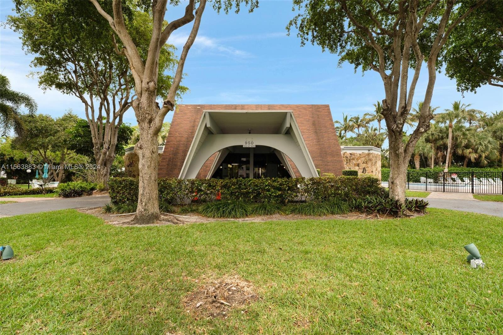 1000 NE 14th Ave 602, Hallandale Beach, Florida 33009, 2 Bedrooms Bedrooms, ,2 BathroomsBathrooms,Residential,For Sale,1000 NE 14th Ave 602,A11563883