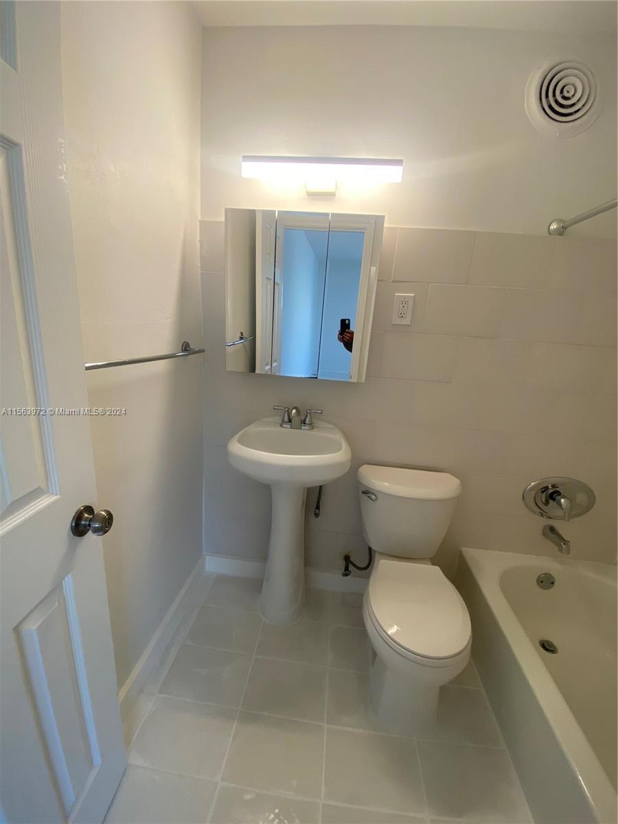 100 Madeira Ave 5, Coral Gables, Florida 33134, ,1 BathroomBathrooms,Residentiallease,For Rent,100 Madeira Ave 5,A11563972