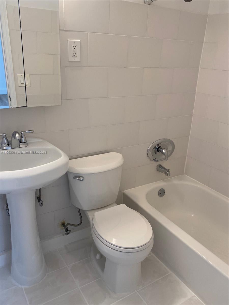 100 Madeira Ave 5, Coral Gables, Florida 33134, ,1 BathroomBathrooms,Residentiallease,For Rent,100 Madeira Ave 5,A11563972