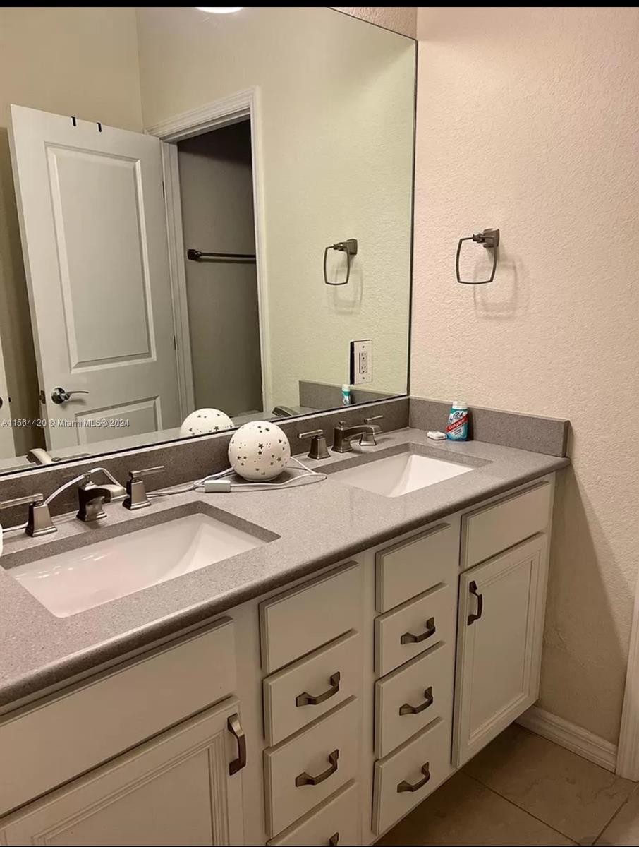 Hollywood, Florida 33021, 5 Bedrooms Bedrooms, ,3 BathroomsBathrooms,Residentiallease,For Rent,A11564420