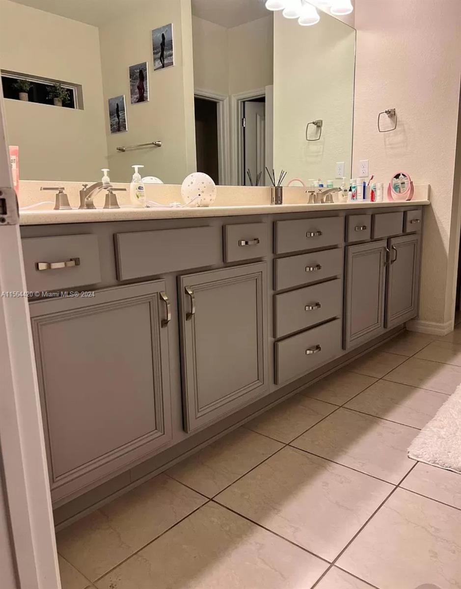 Hollywood, Florida 33021, 5 Bedrooms Bedrooms, ,3 BathroomsBathrooms,Residentiallease,For Rent,A11564420