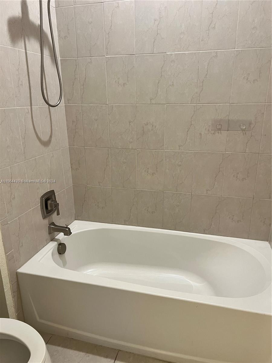 Hollywood, Florida 33021, 5 Bedrooms Bedrooms, ,3 BathroomsBathrooms,Residentiallease,For Rent,A11564420