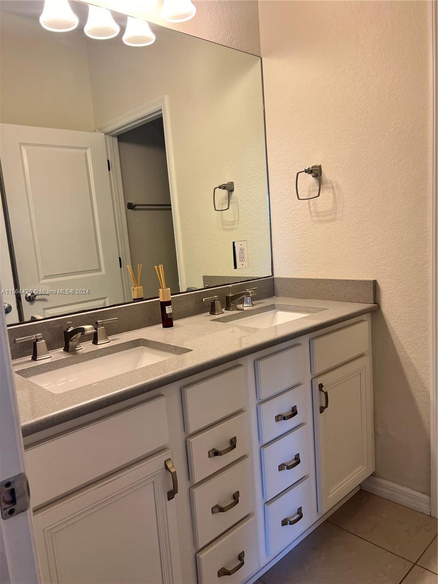 Hollywood, Florida 33021, 5 Bedrooms Bedrooms, ,3 BathroomsBathrooms,Residentiallease,For Rent,A11564420