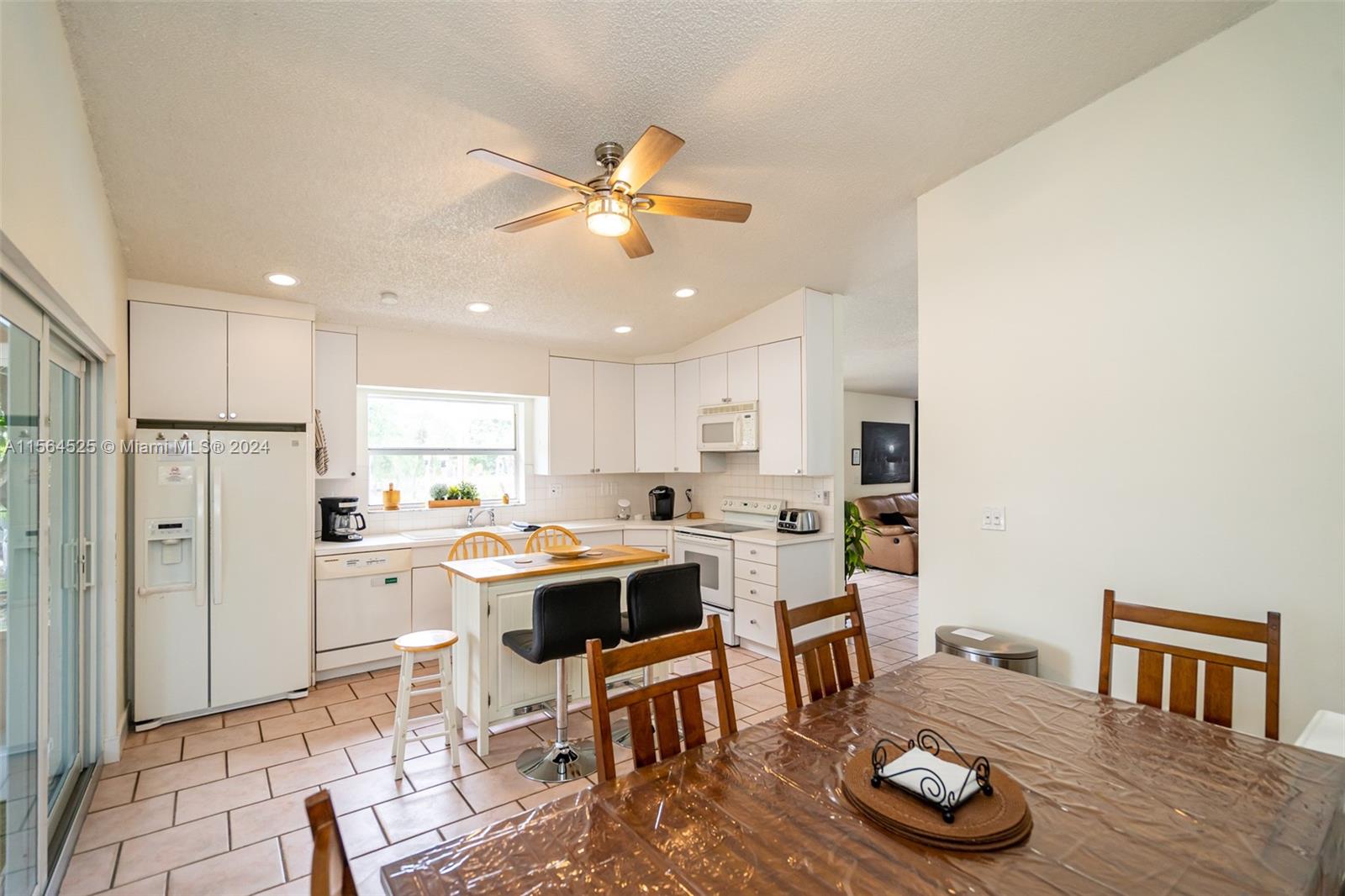 2650 Scott St, Hollywood, Florida 33020, 3 Bedrooms Bedrooms, ,2 BathroomsBathrooms,Residentiallease,For Rent,2650 Scott St,A11564525