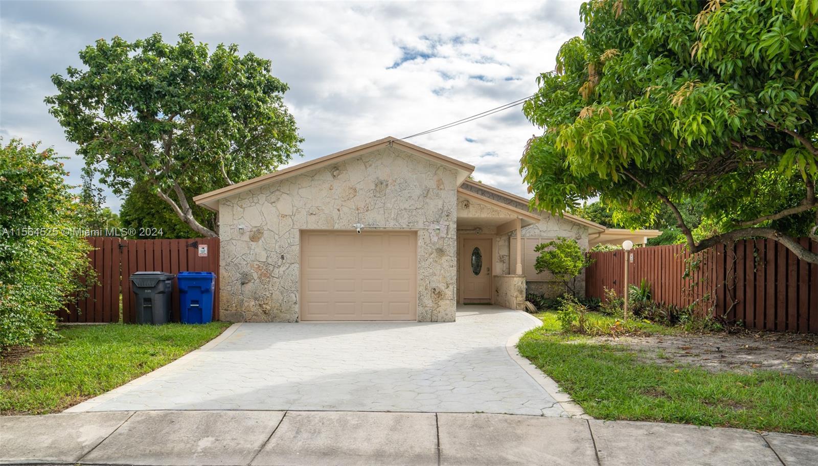 2650 Scott St, Hollywood, Florida 33020, 3 Bedrooms Bedrooms, ,2 BathroomsBathrooms,Residentiallease,For Rent,2650 Scott St,A11564525