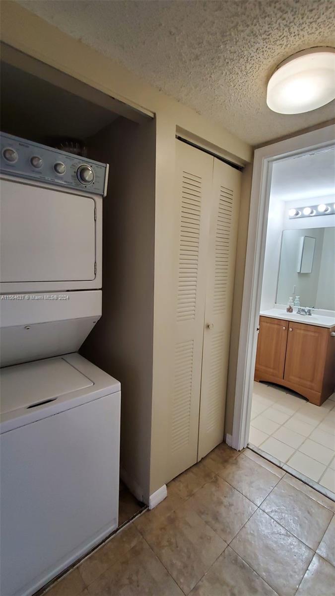3610 N 56th Ave 215, Hollywood, Florida 33021, 1 Bedroom Bedrooms, ,1 BathroomBathrooms,Residentiallease,For Rent,3610 N 56th Ave 215,A11564637
