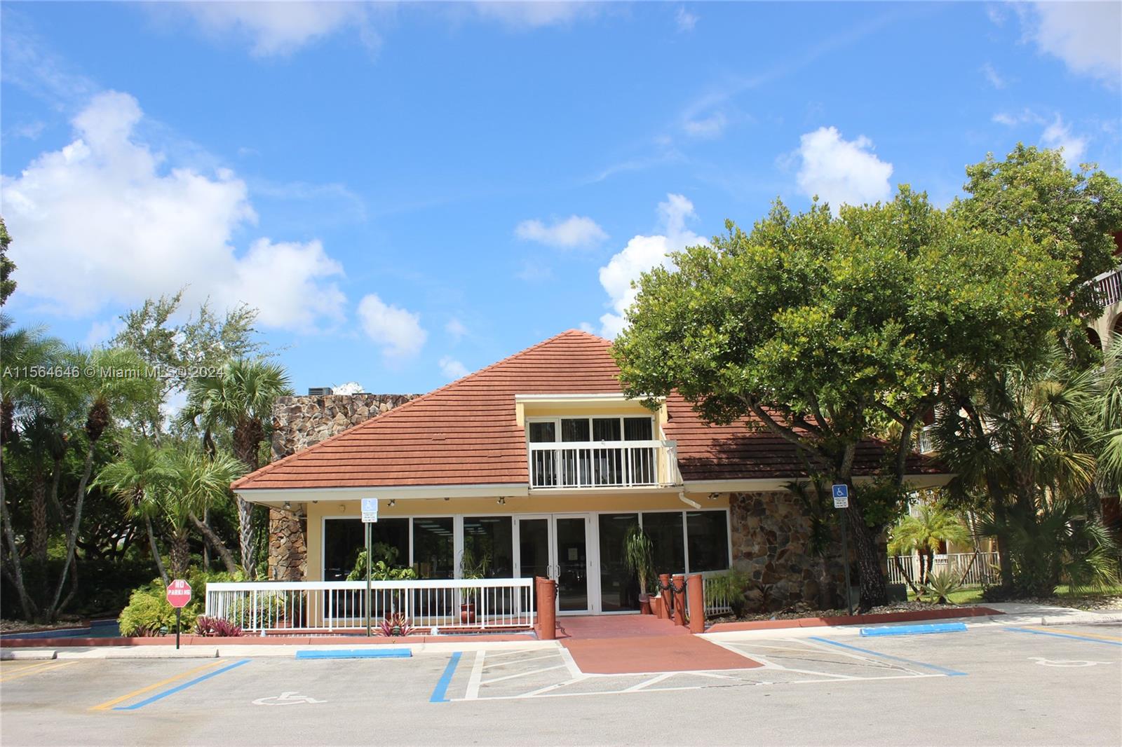 7705 Camino Real B-215, Miami, Florida 33143, 2 Bedrooms Bedrooms, ,1 BathroomBathrooms,Residentiallease,For Rent,7705 Camino Real B-215,A11564646