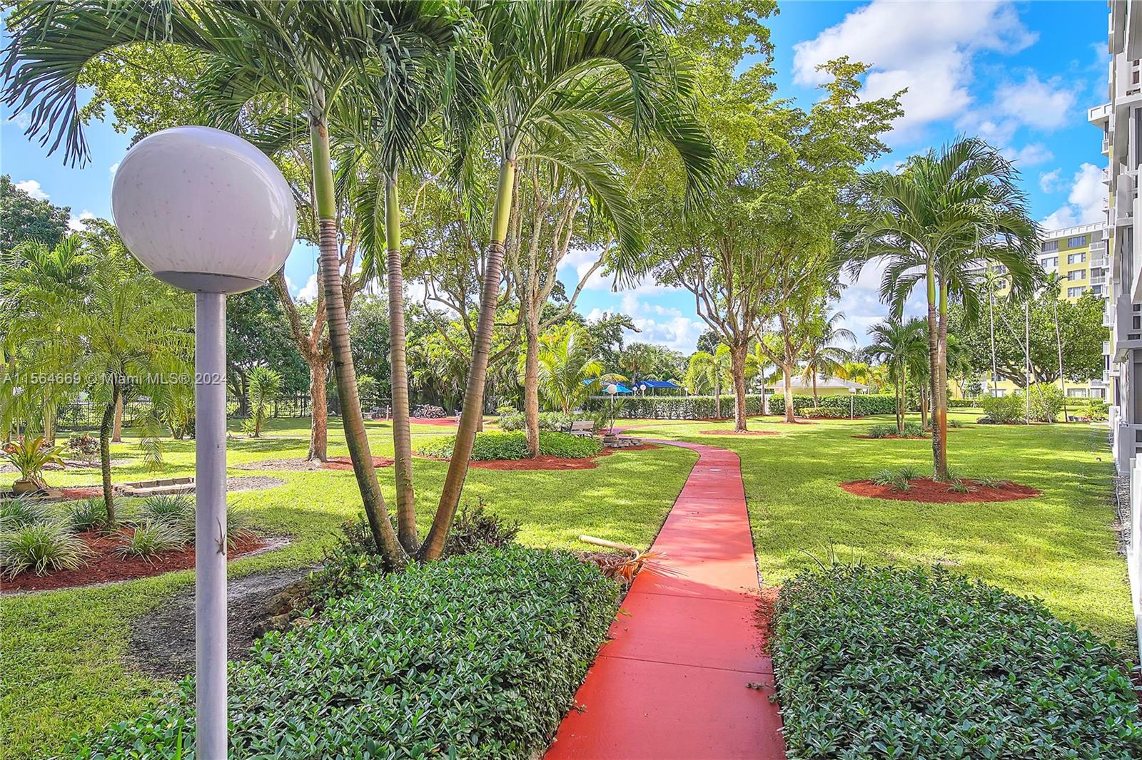 4350 Hillcrest Dr 120, Hollywood, Florida 33021, 2 Bedrooms Bedrooms, ,2 BathroomsBathrooms,Residential,For Sale,4350 Hillcrest Dr 120,A11564669