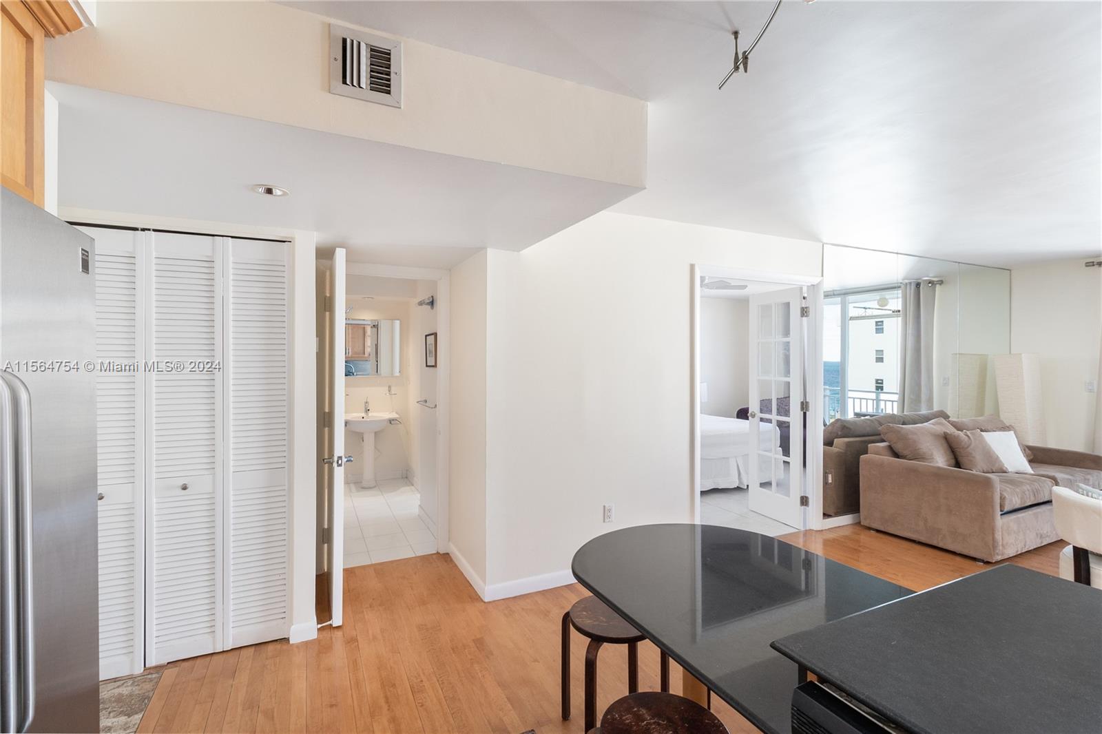 345 Ocean Dr 1020, Miami Beach, Florida 33139, 1 Bedroom Bedrooms, ,1 BathroomBathrooms,Residentiallease,For Rent,345 Ocean Dr 1020,A11564754