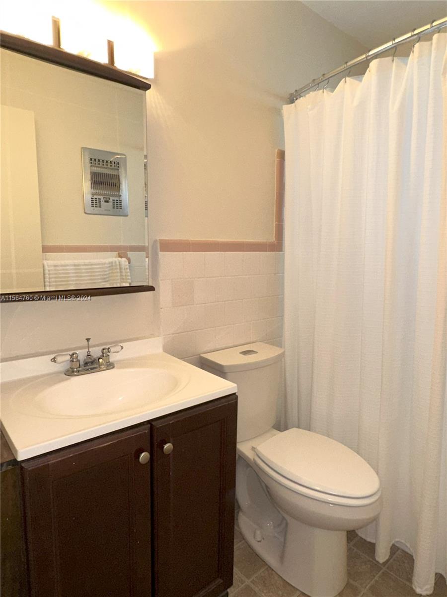 1300 N 12th Ct 3B, Hollywood, Florida 33019, 2 Bedrooms Bedrooms, ,1 BathroomBathrooms,Residential,For Sale,1300 N 12th Ct 3B,A11564760