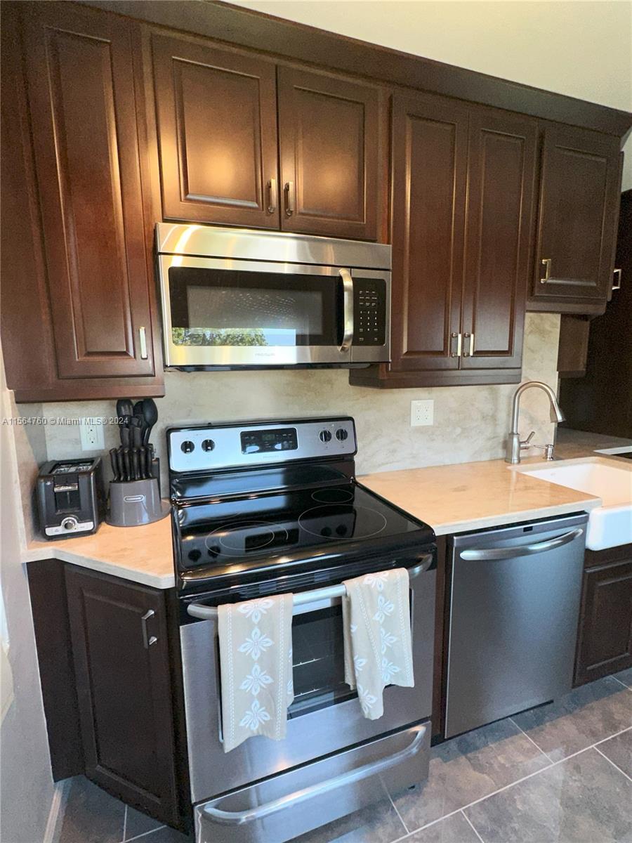 1300 N 12th Ct 3B, Hollywood, Florida 33019, 2 Bedrooms Bedrooms, ,1 BathroomBathrooms,Residential,For Sale,1300 N 12th Ct 3B,A11564760