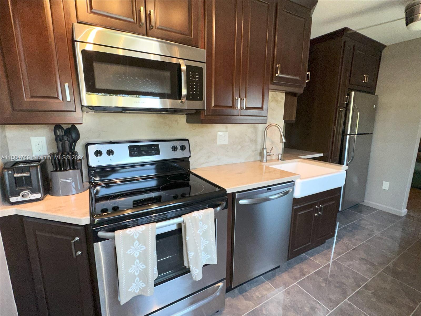 1300 N 12th Ct 3B, Hollywood, Florida 33019, 2 Bedrooms Bedrooms, ,1 BathroomBathrooms,Residential,For Sale,1300 N 12th Ct 3B,A11564760