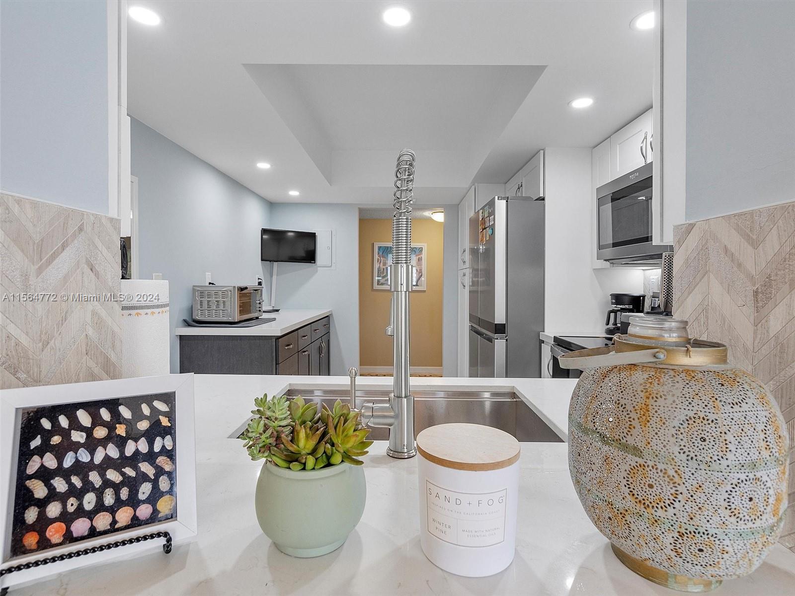 600 Parkview Dr 702, Hallandale Beach, Florida 33009, 2 Bedrooms Bedrooms, ,1 BathroomBathrooms,Residential,For Sale,600 Parkview Dr 702,A11564772