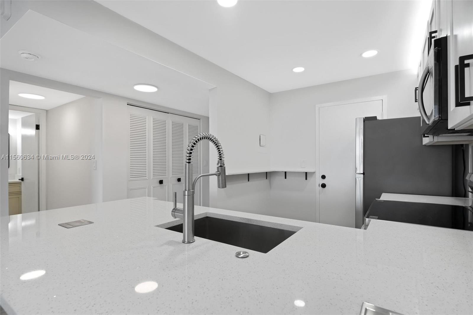 1830 Dixieanna St 604, Hollywood, Florida 33020, 1 Bedroom Bedrooms, ,1 BathroomBathrooms,Residential,For Sale,1830 Dixieanna St 604,A11560634