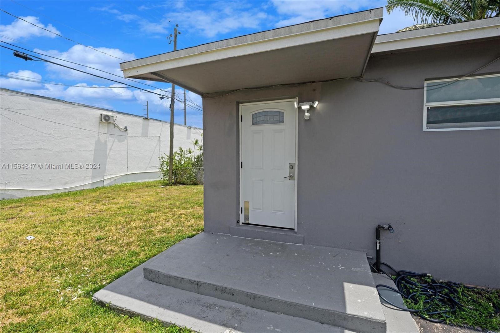 369 Phippen Waiters Rd 2, Dania Beach, Florida 33004, 2 Bedrooms Bedrooms, ,1 BathroomBathrooms,Residentiallease,For Rent,369 Phippen Waiters Rd 2,A11564847