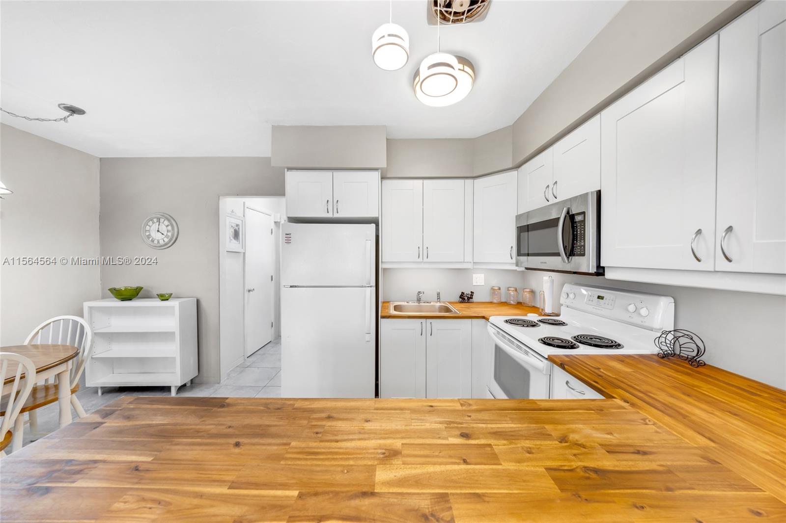 1030 SW 11th St 14M, Hallandale Beach, Florida 33009, 1 Bedroom Bedrooms, ,1 BathroomBathrooms,Residential,For Sale,1030 SW 11th St 14M,A11564564