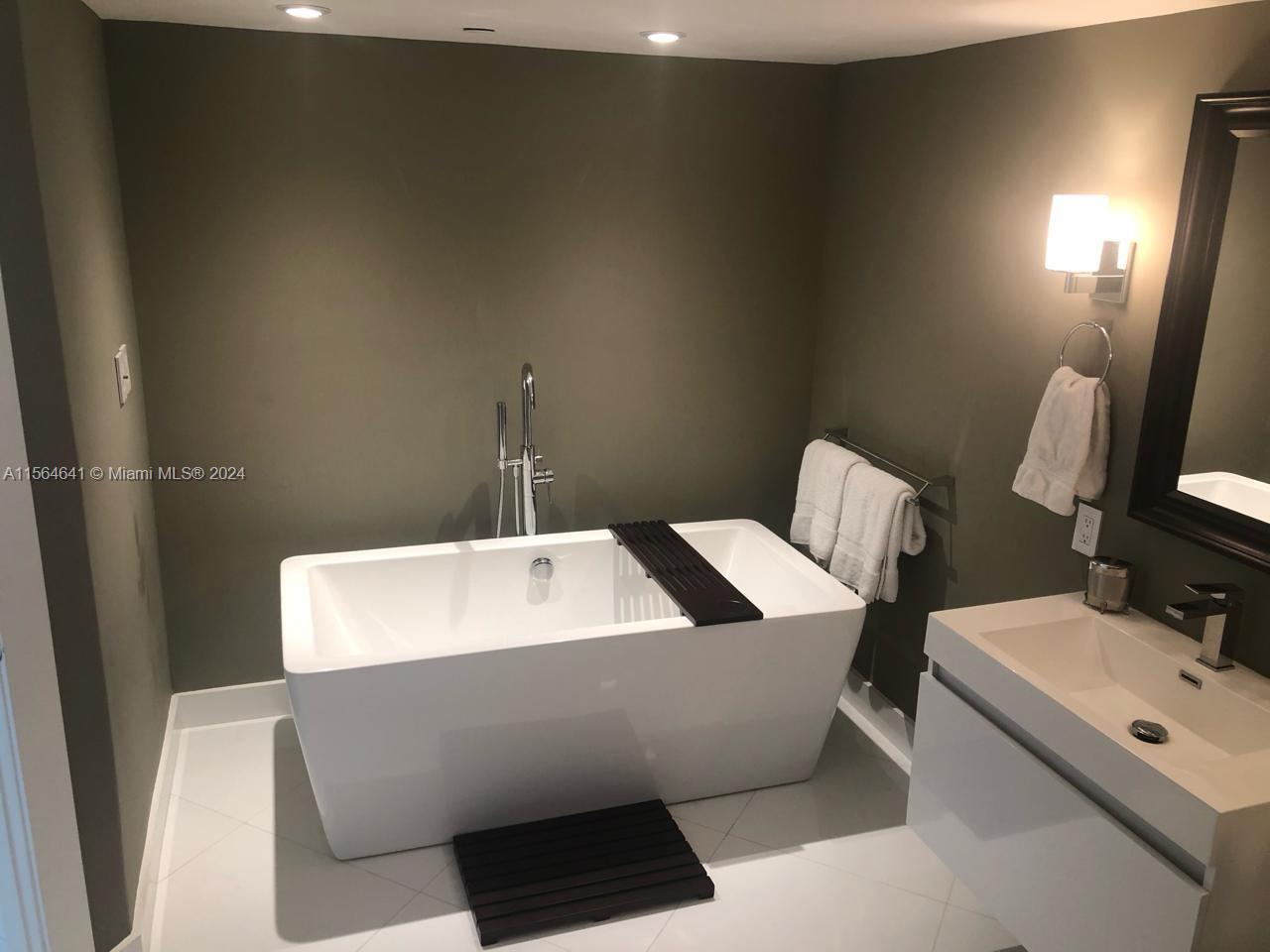 3640 Yacht Club Dr 1805, Aventura, Florida 33180, 3 Bedrooms Bedrooms, ,2 BathroomsBathrooms,Residentiallease,For Rent,3640 Yacht Club Dr 1805,A11564641