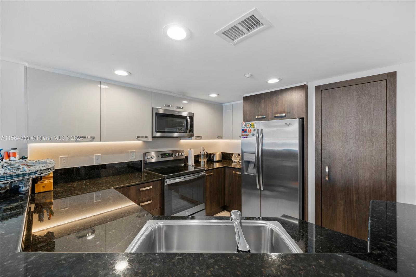 201 Golden Isles Dr 204, Hallandale Beach, Florida 33009, 2 Bedrooms Bedrooms, ,2 BathroomsBathrooms,Residential,For Sale,201 Golden Isles Dr 204,A11564960