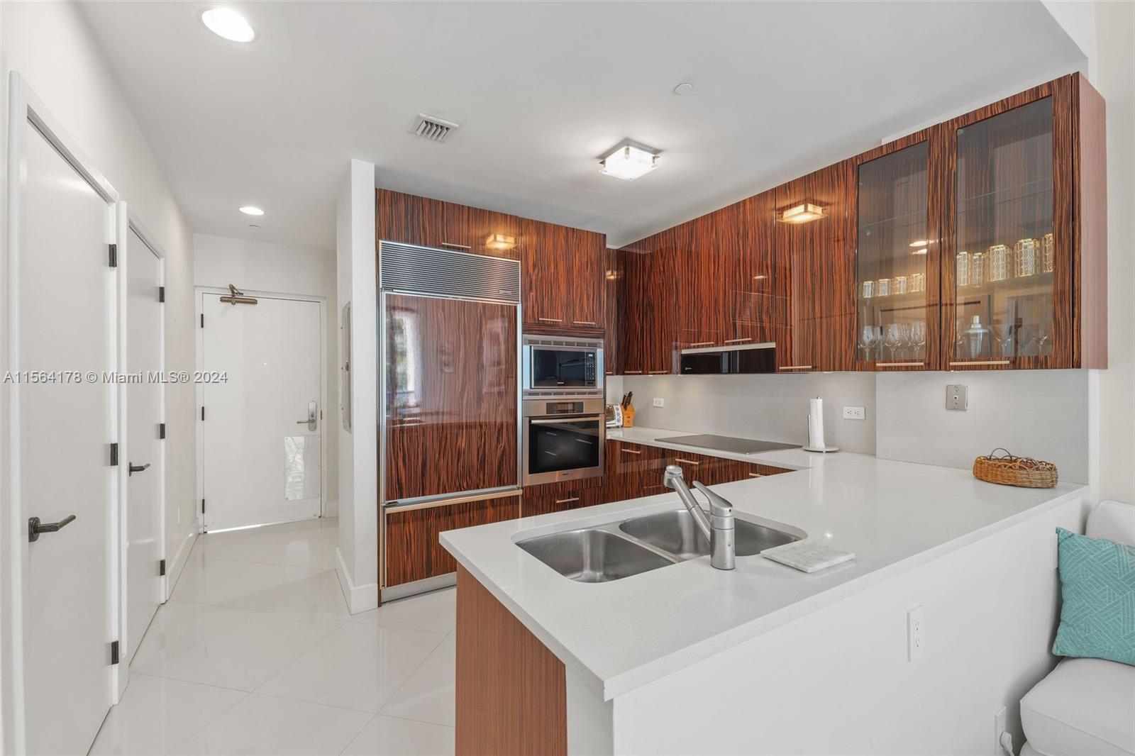 6799 Collins Ave 207, Miami Beach, Florida 33141, 1 Bedroom Bedrooms, ,1 BathroomBathrooms,Residentiallease,For Rent,6799 Collins Ave 207,A11564178