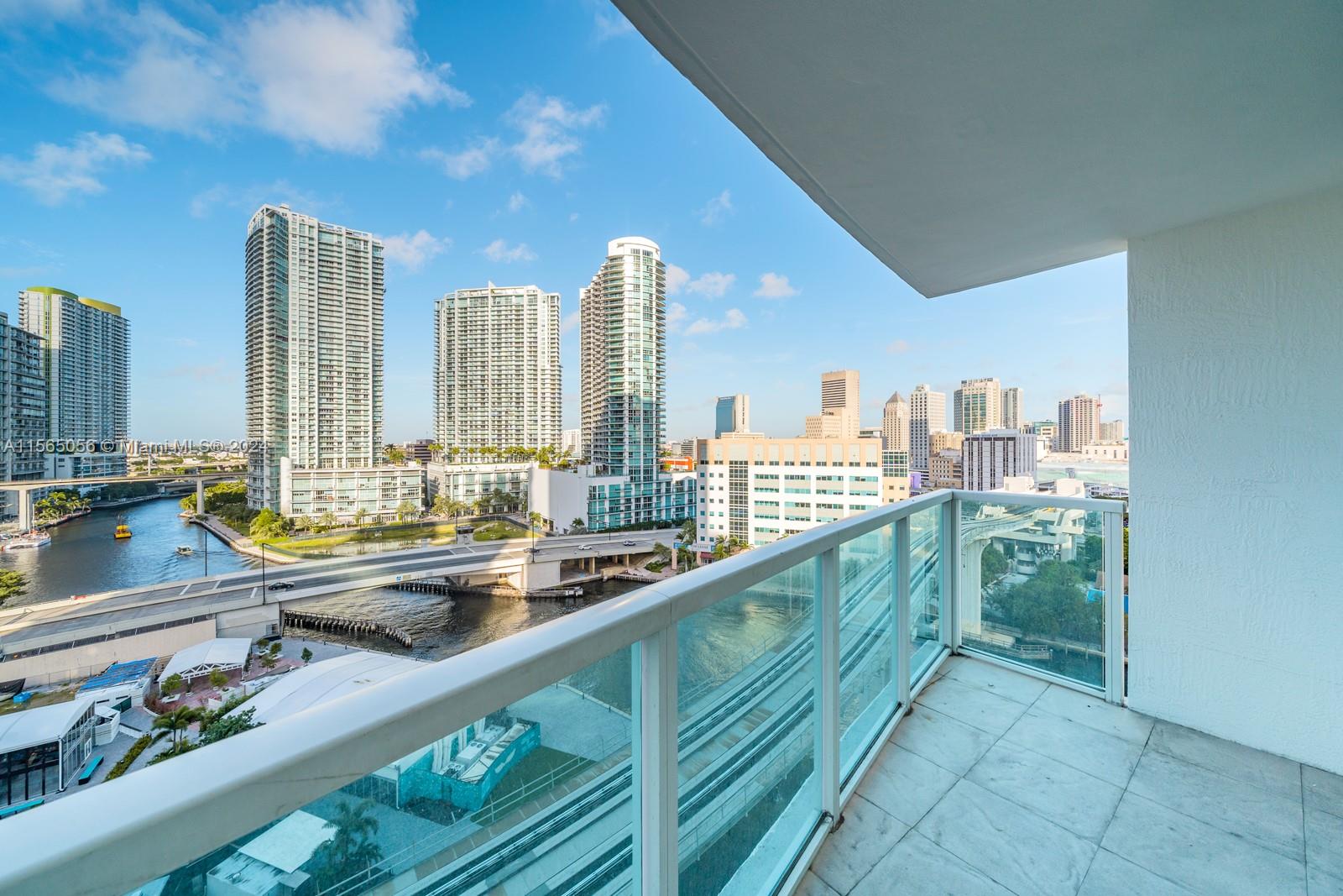 Modern 1BD / 1BA Apartment in Brickell on the River. This Apartment offers Tile floors, S/S appliances, floor-to-
ceiling glass door, balcony with a unique Brickell City Centre, Skyline, and Miami River view. Brickell on the River is centrally located in the heart of Brickell, with easy access to the metro mover and within walking distance to many restaurants, shops, and cafes.