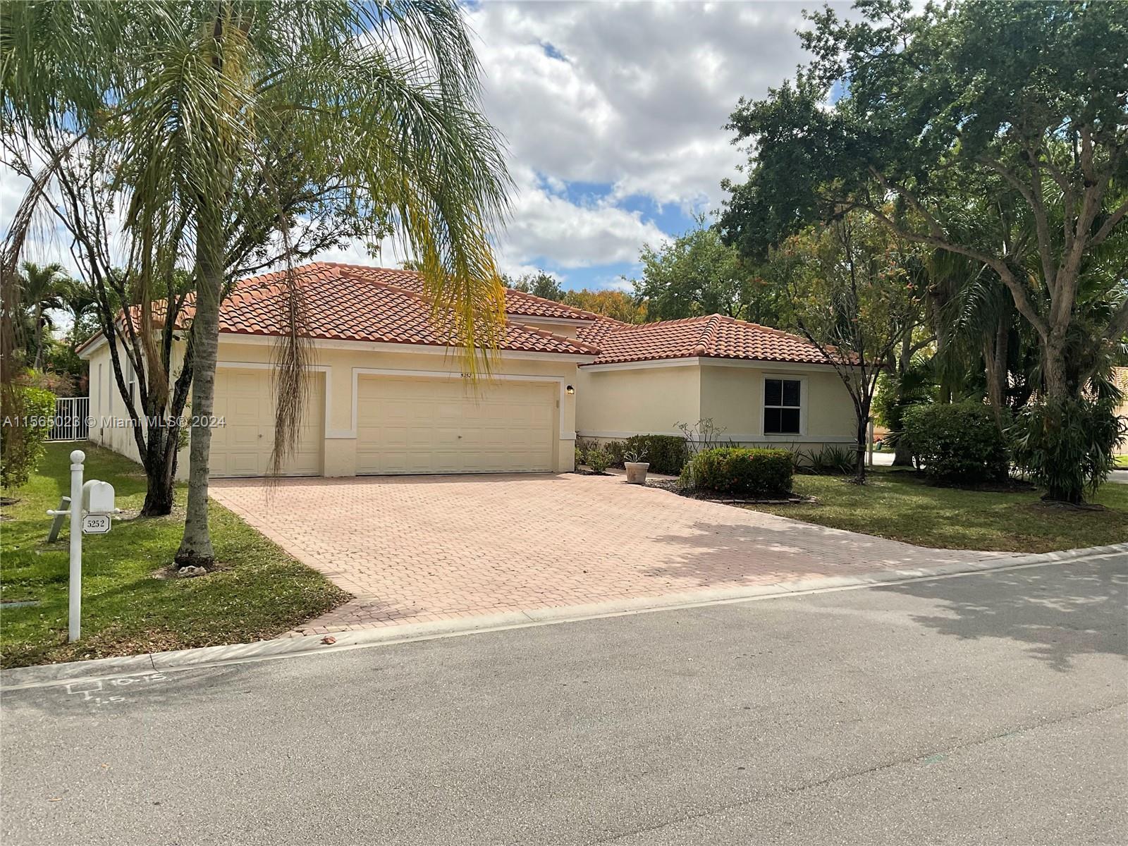 5252 NW 51st St, Coconut Creek, FL 33073