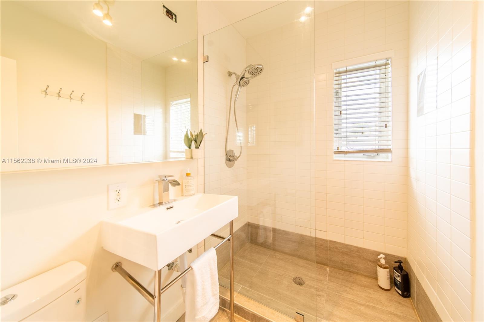 1616 Euclid Ave 2, Miami Beach, Florida 33139, 1 Bedroom Bedrooms, ,1 BathroomBathrooms,Residentiallease,For Rent,1616 Euclid Ave 2,A11562238