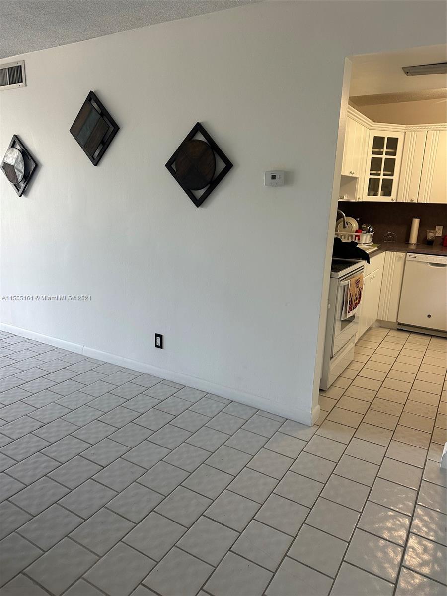 3475 N Country Club Dr 401, Aventura, Florida 33180, 2 Bedrooms Bedrooms, ,2 BathroomsBathrooms,Residentiallease,For Rent,3475 N Country Club Dr 401,A11565161