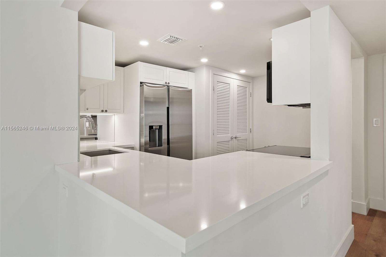 555 NE 34th St 2707, Miami, Florida 33137, 2 Bedrooms Bedrooms, ,2 BathroomsBathrooms,Residentiallease,For Rent,555 NE 34th St 2707,A11565246