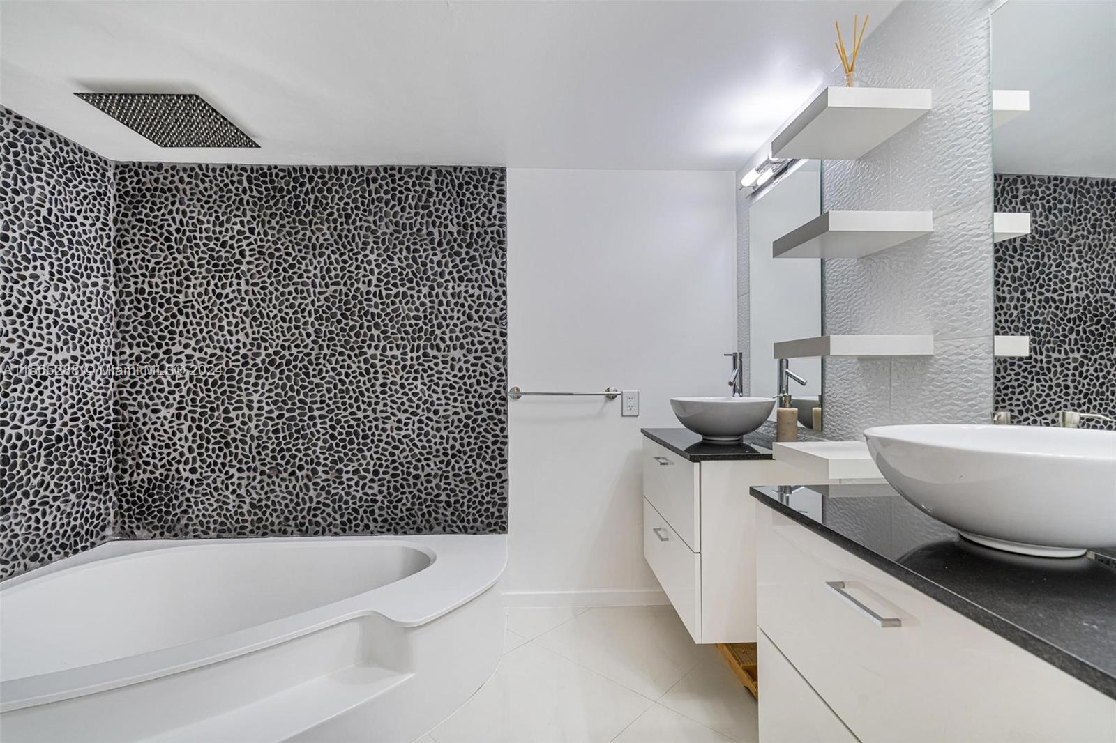 1000 Quayside Ter 711, Miami, Florida 33138, 2 Bedrooms Bedrooms, ,2 BathroomsBathrooms,Residential,For Sale,1000 Quayside Ter 711,A11565288