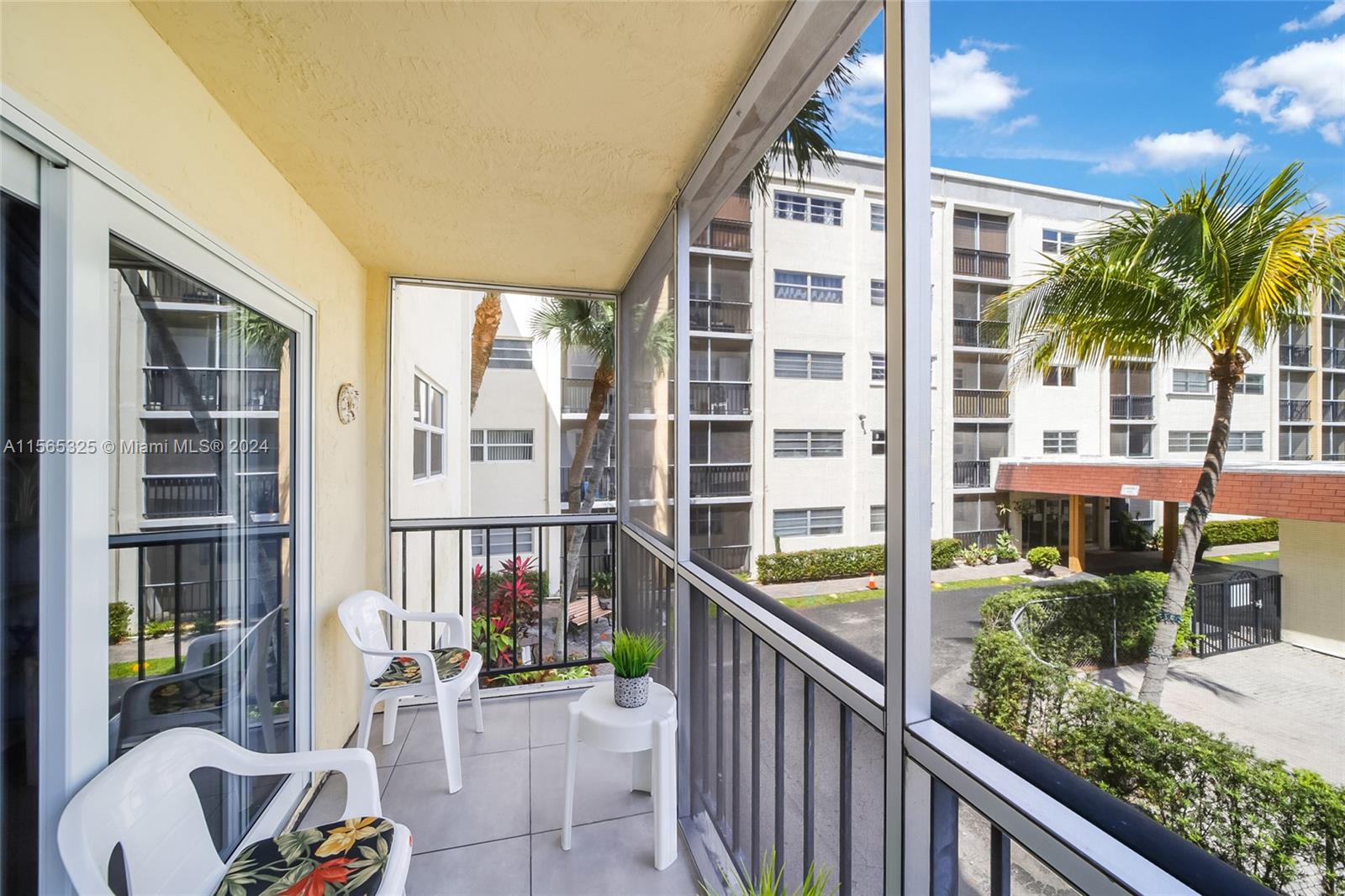 220 SW 9th Ave 206, Hallandale Beach, Florida 33009, 2 Bedrooms Bedrooms, ,2 BathroomsBathrooms,Residential,For Sale,220 SW 9th Ave 206,A11565325