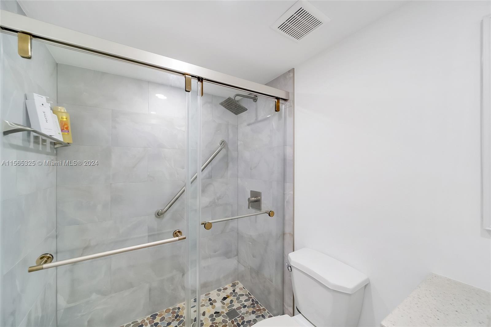 220 SW 9th Ave 206, Hallandale Beach, Florida 33009, 2 Bedrooms Bedrooms, ,2 BathroomsBathrooms,Residential,For Sale,220 SW 9th Ave 206,A11565325