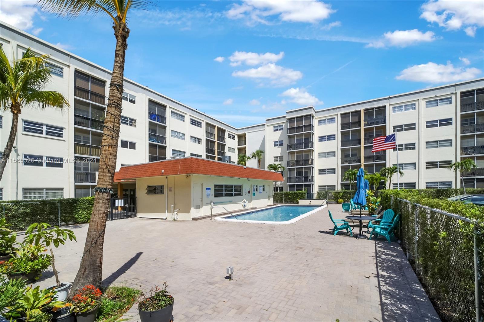 220 SW 9th Ave 206, Hallandale Beach, Florida 33009, 2 Bedrooms Bedrooms, ,2 BathroomsBathrooms,Residential,For Sale,220 SW 9th Ave 206,A11565325